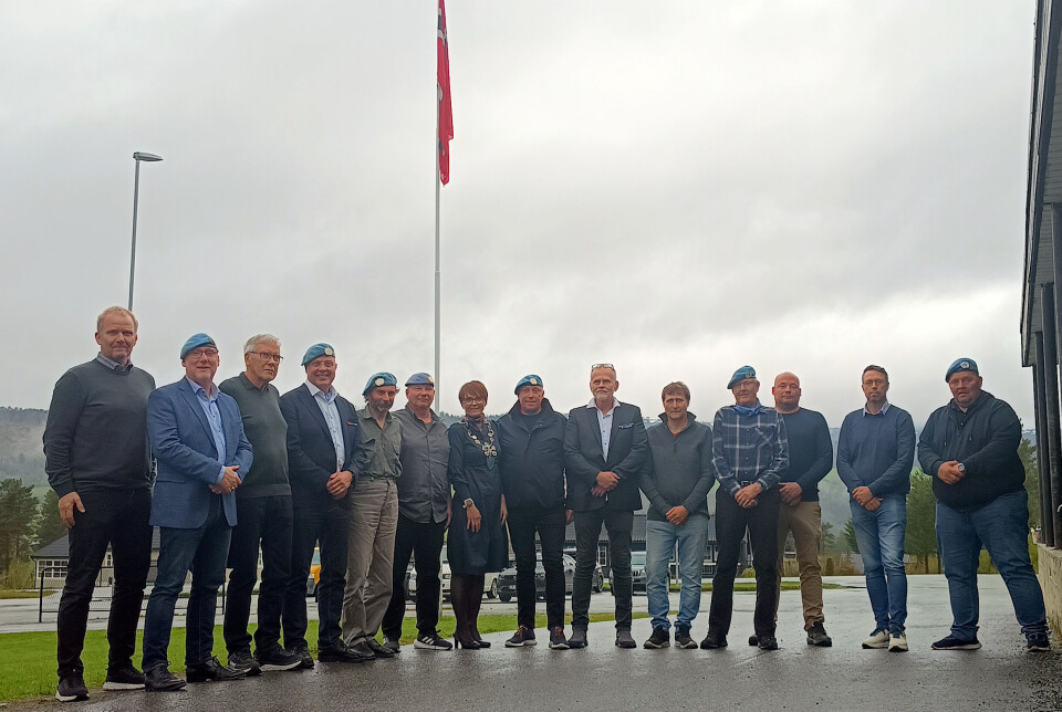 Veteranar på Frigjeringsdagen Fra venstre: Veterankontakt Morten Møller, Bård Inge Romundstad, Torleiv Heggem, Ingebrigt Landsem, Sindre Romundstad, Birger Bjørnås, ordfører i Rindal Mildrid Kattem Aune, Eirik Martinsen, Willy Løset, Jon Fredrik Løfald, Roar Morten Eriksen, Martin Holten Røen, Odd Are Moe og Jan Engel Brødreskift. Rindalsveteranarane framfor flaggstonga 8. mai 2025