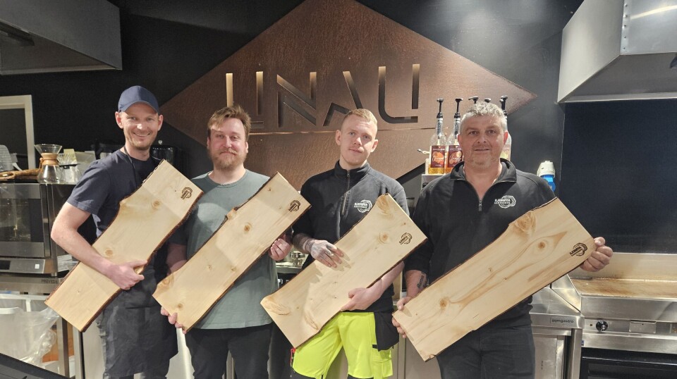 UNAU fikk fredag overrakt sine nye serveringsbrett, lagd av Bjorøya Gardsbruk AS i Rindal. Fra venstre Anders Moe Sæter, Martin Jonli, Roger Andre Bjekås og Bjørn Helge Åsløkk.