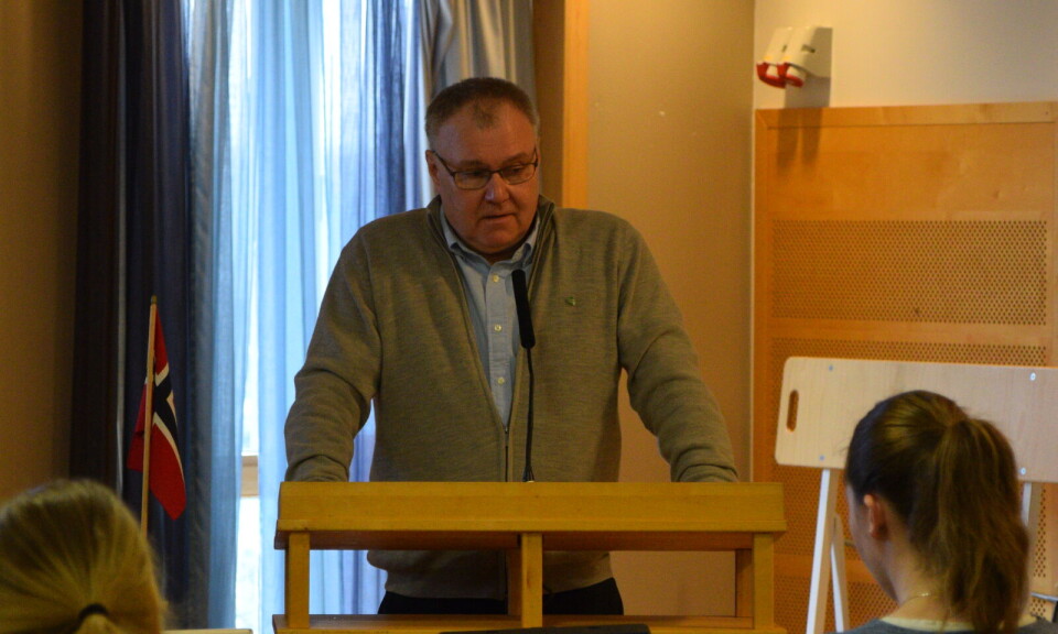 Ordførar Hugo Pedersen sa mellom anna nokre ord om frigjeringsjubileet og veterandagen. En mann på en talerstol foran en forsamling.