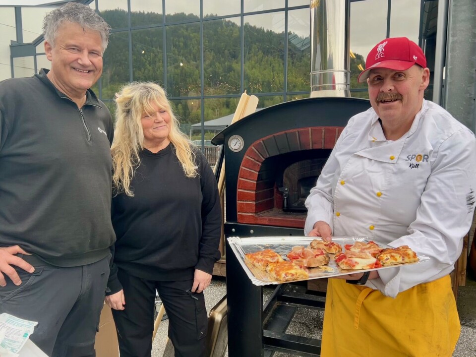 God stemning på Hageland når Kjell Arve Vikavoll serverer gratis pizza fra bakerovnen.