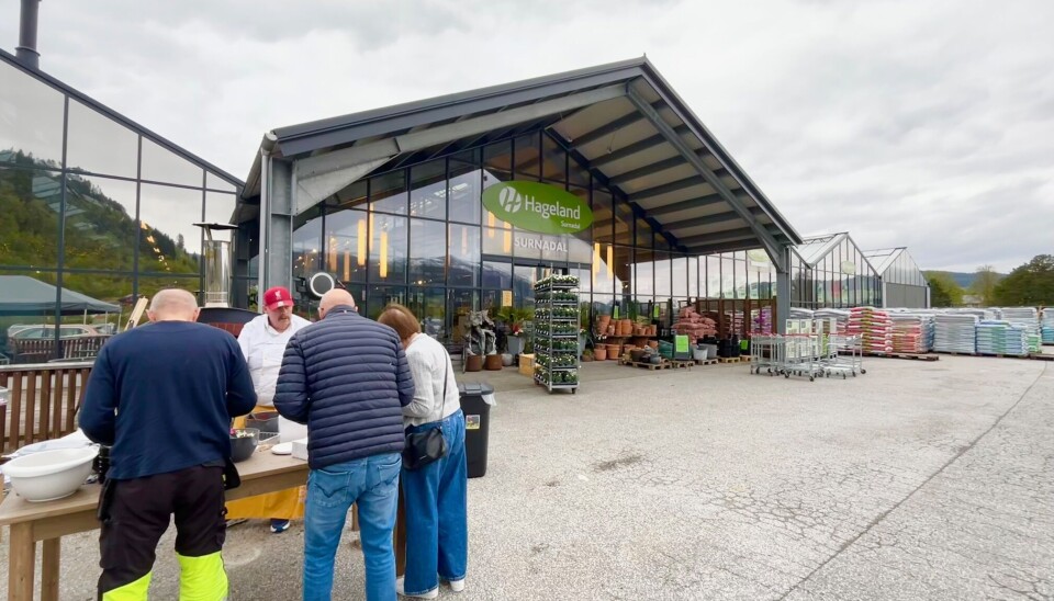 Hageland har vært godt besøkt denne fredagen, og mange la lunsjen til den gratis uteserveringen. Folk som forsyner seg med pizza foran hagesenteret.
