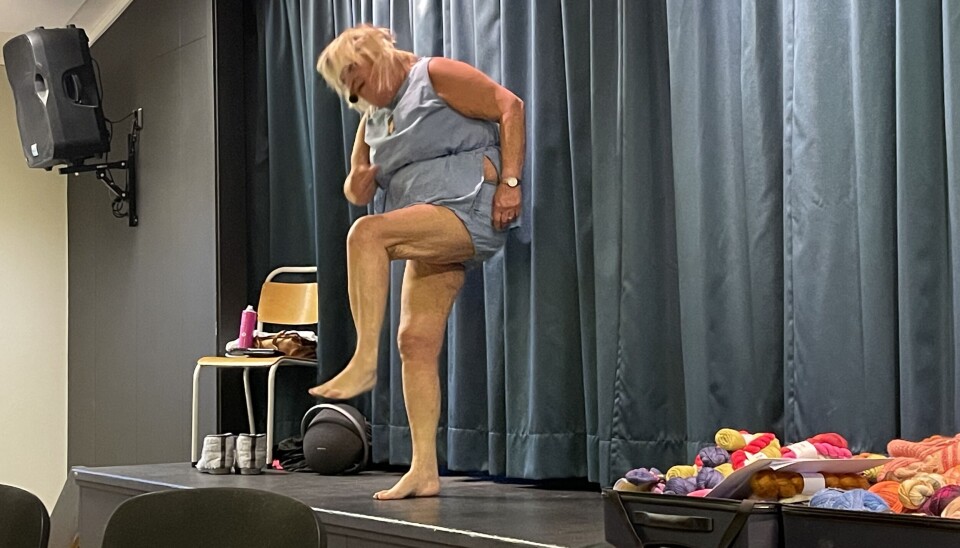 Turndrakta hun fikk som 10 åring passet likegodt da som nå. En dame i kort shorts og singlet, står med ett ben i været