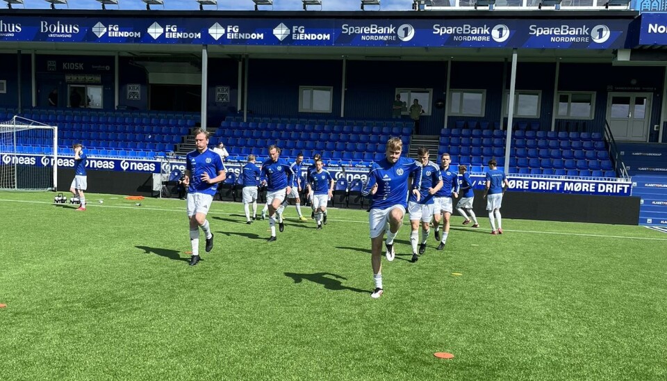 Uavgjort på Nordmøre Stadion fotballspillere i blå drakter varmer opp på bane