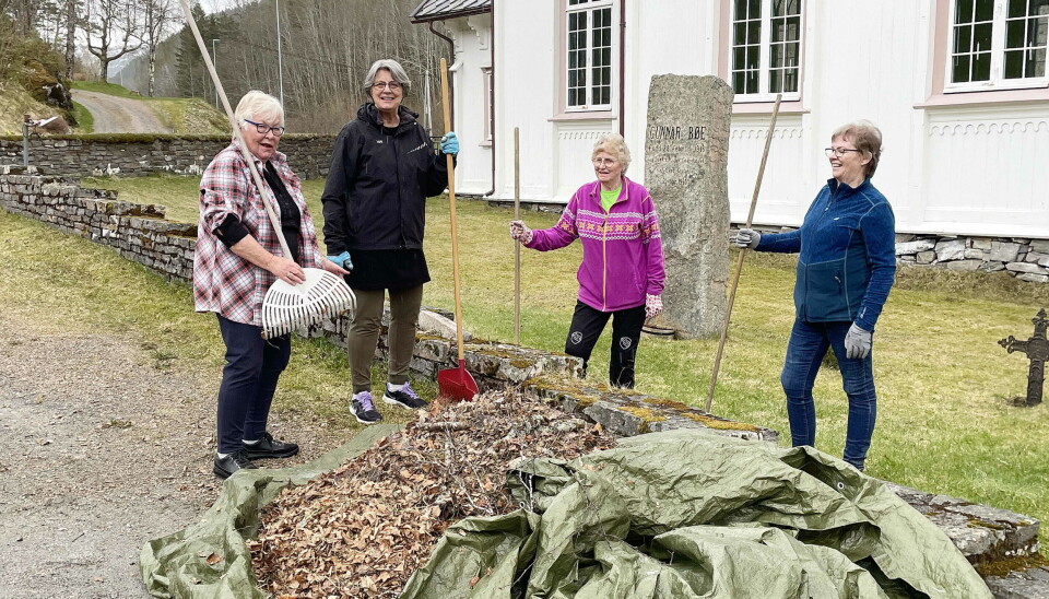 Blide damer under dugnaden i 2023: Kari Aarnes (frå venstre), Randi Bøe, Kjellaug Sollid og Jane Svensli. fire damer med raker ved kirke