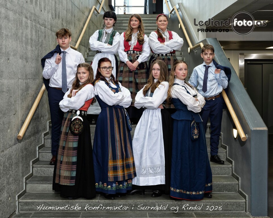 De humanistiske konfirmantene i Surnadal og Rindal Sju unge jenter i bunad, og to unge gutter i dress, oppstilt for fotografering i ei betongtrapp. Jentene har hendene foldet foran seg og guttene har dressjakka over skuldra.