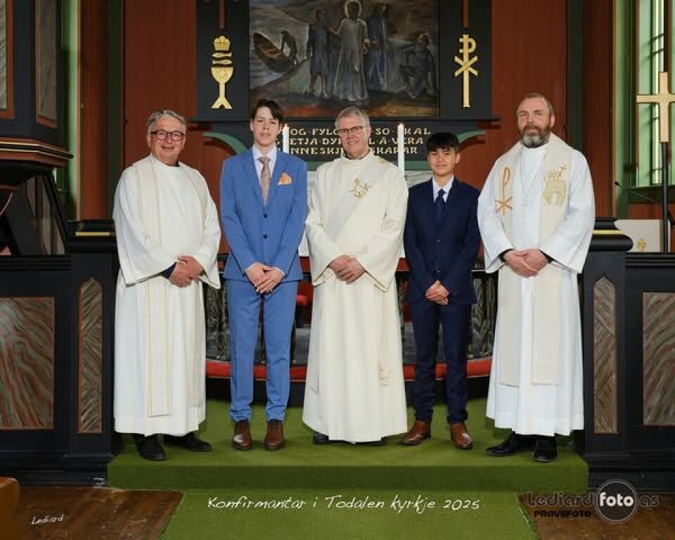Konfirmantane i Todalen saman med sokneprest Pål Arne Winsnes, kateket Odd Erik Stendahl og prost Vidar Wilhelmsen Rygh. To unge gutter, konfirmanter, i dress og tre prester oppstilt for fotografering i ei kirke.