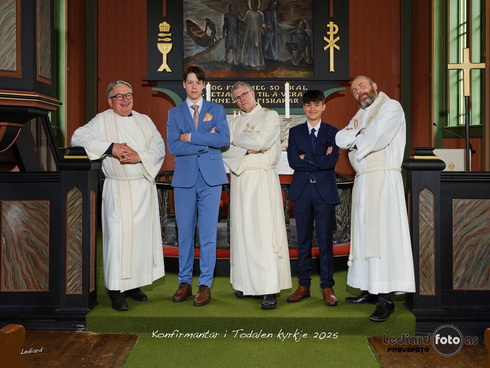 Konfirmantane i Todalen kyrkje To unge gutter, konfirmanter, i dress og tre prester oppstilt for fotografering i ei kirke.