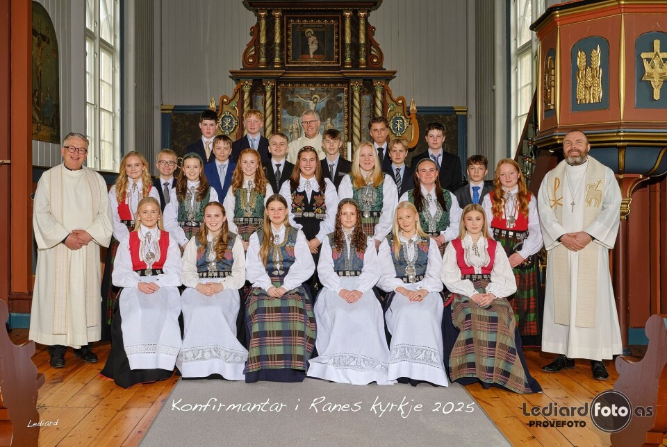Konfirmantane i Ranes saman med sokneprest Pål Arne Winsnes, kateket Odd Erik Stendahl og prost Vidar Wilhelmsen Rygh. Mange ungdommer, konfirmanter, gutter i dress, jenter i bunad og tre prester, oppstilt for fotografering i ei kirke.