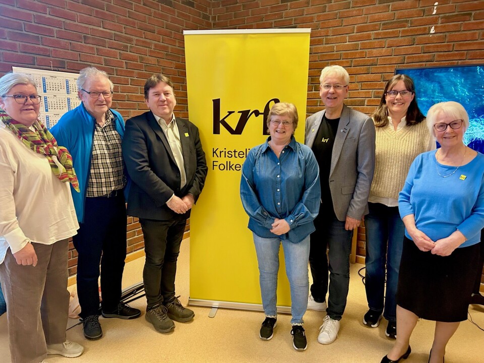 Styret i Surnadal KrF sammen med gjestene. F.v: Møyfrid Torvik Røkkum, Per Arne Dahl, fylkespolitiker Per Ståle Tornes, Mali Settem, ordfører i Aukra Helge Kjøll, Marit Skogan Hyldbakk og Anna Sæther. Folk foran KrF-banner.