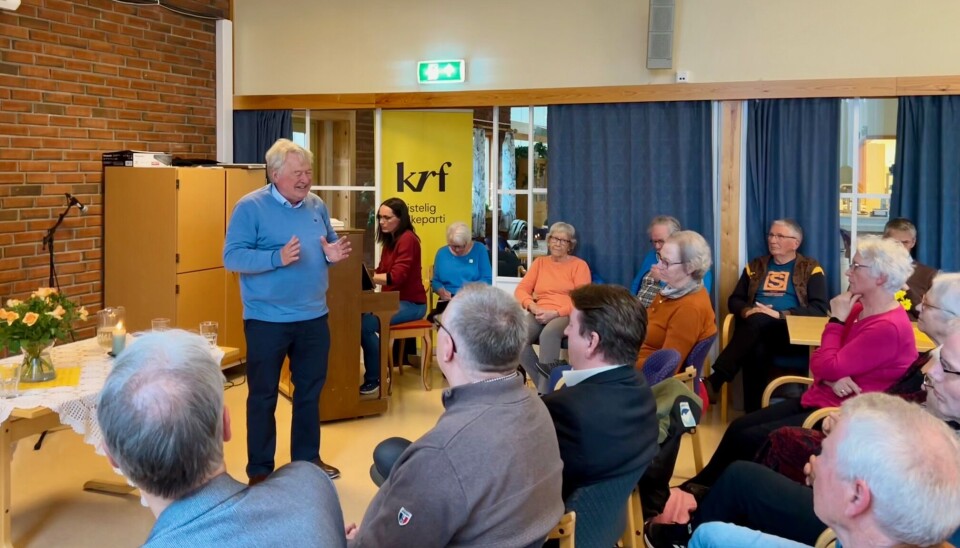 Svein Volle sang så flott for forsamlingen sammen med Gunhild Ulvund på piano. Mann som synger foran forsamlingen.