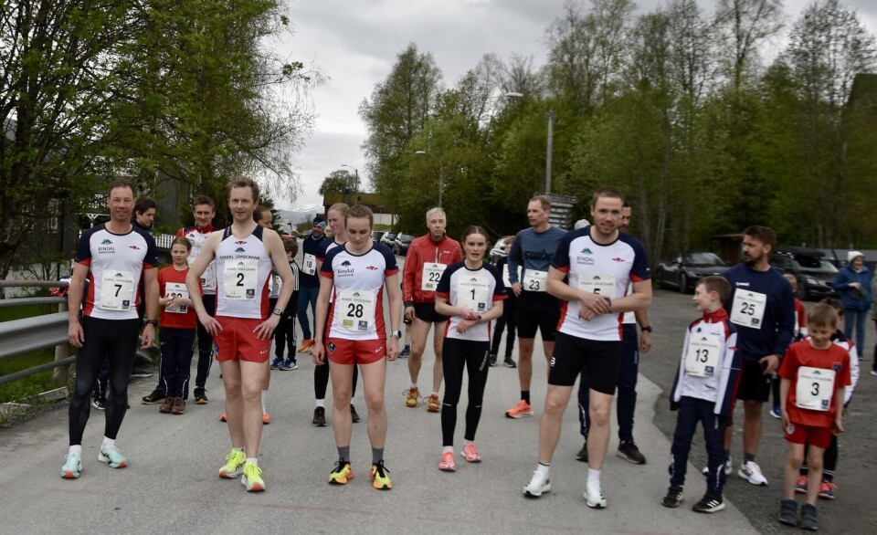 Hele 92 løpere stilte til start på årets Litj_Lina. Her fra starten i klassen med tidtaking. Løpere står klare til start.