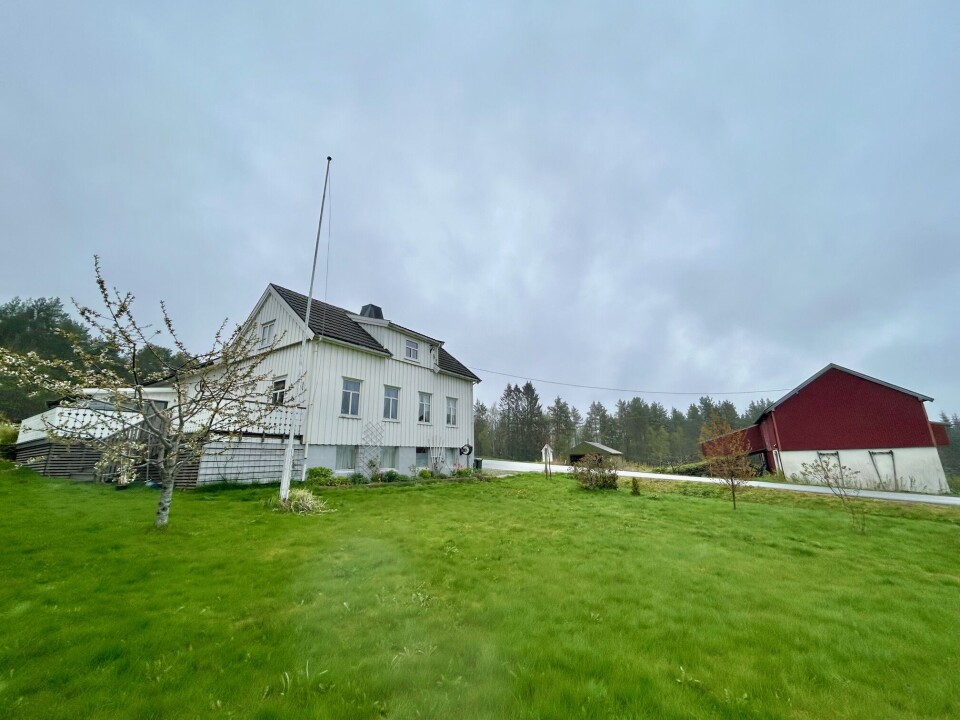 Småbruket på Vågland har stor hage, et eldre hus og fjøs med høner. Hus og fjøs med stor plen.