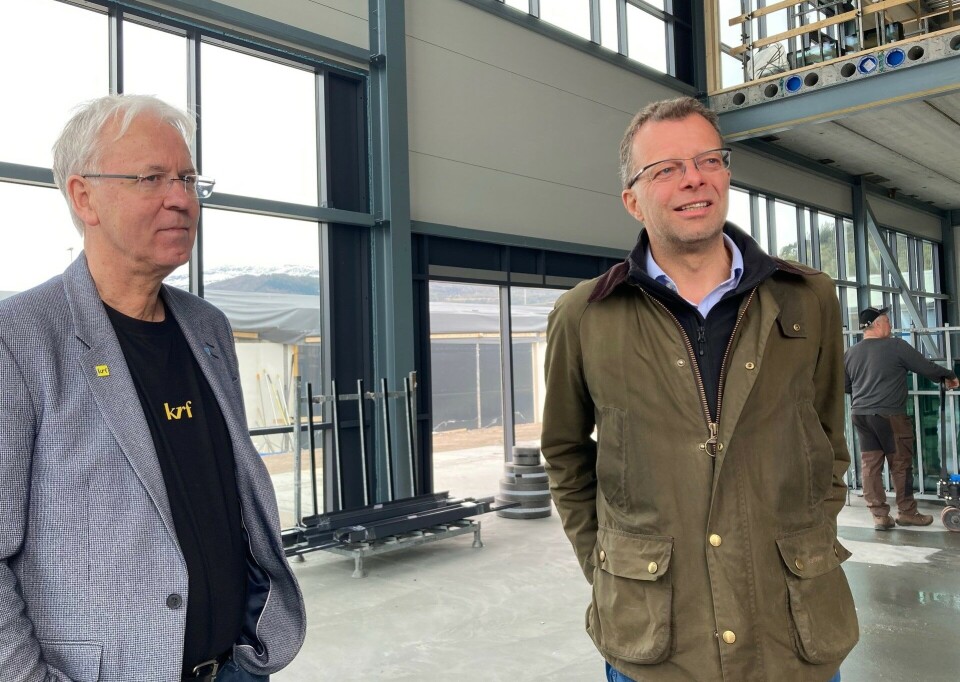 Aukra-ordfører Helge Kjøll jr. sammen ved daglig leder ved Eiksenteret, Jon Magne Sæter.