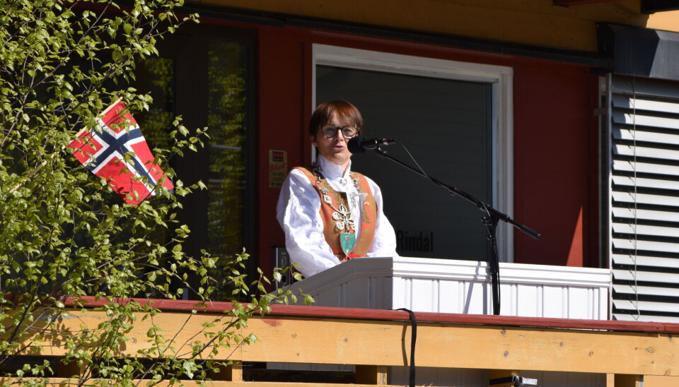 Ordfører Mildrid Kattem Aune. Ei dame i bunad på en talerstol.