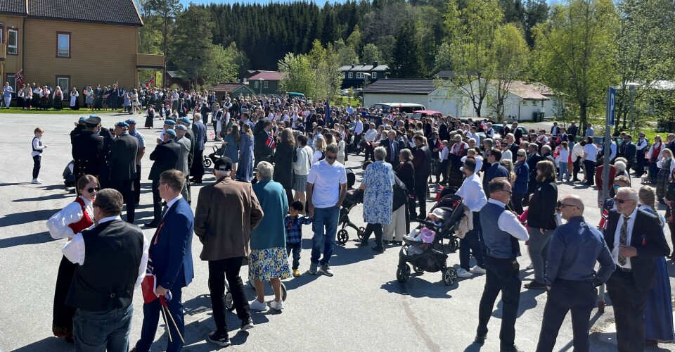 Folksomt foran helsetunet. Mye folk på en åpen plass.