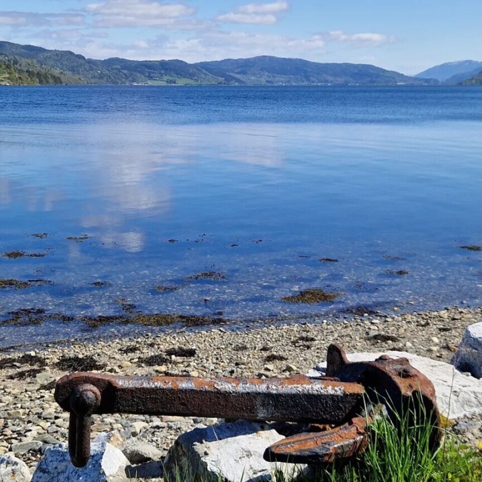 God morgen 18. mai Et rustent anker på ei strand.