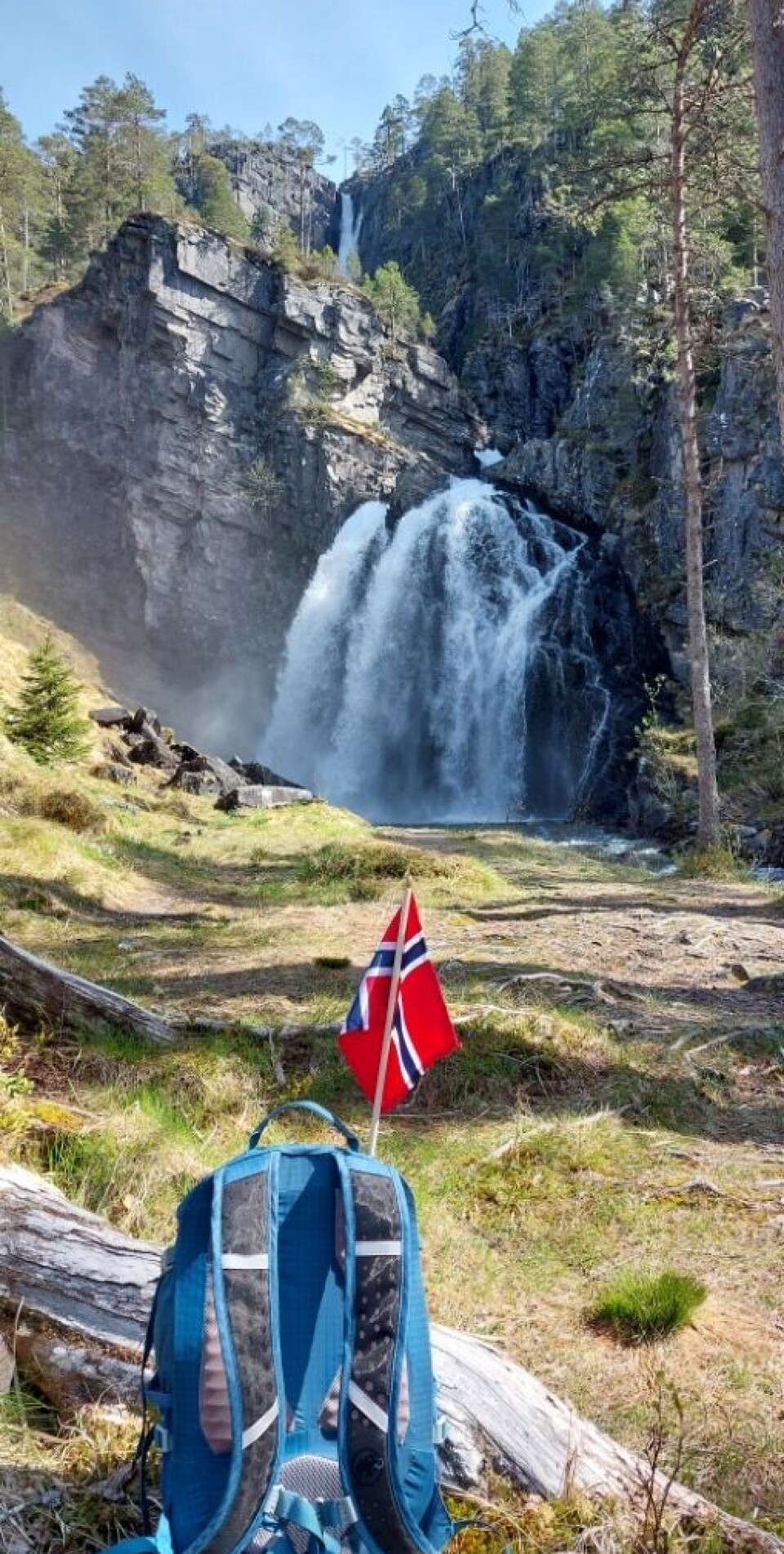 Tur Til Nauståfossen-Todalen Bilde av sekk med flagg og foss