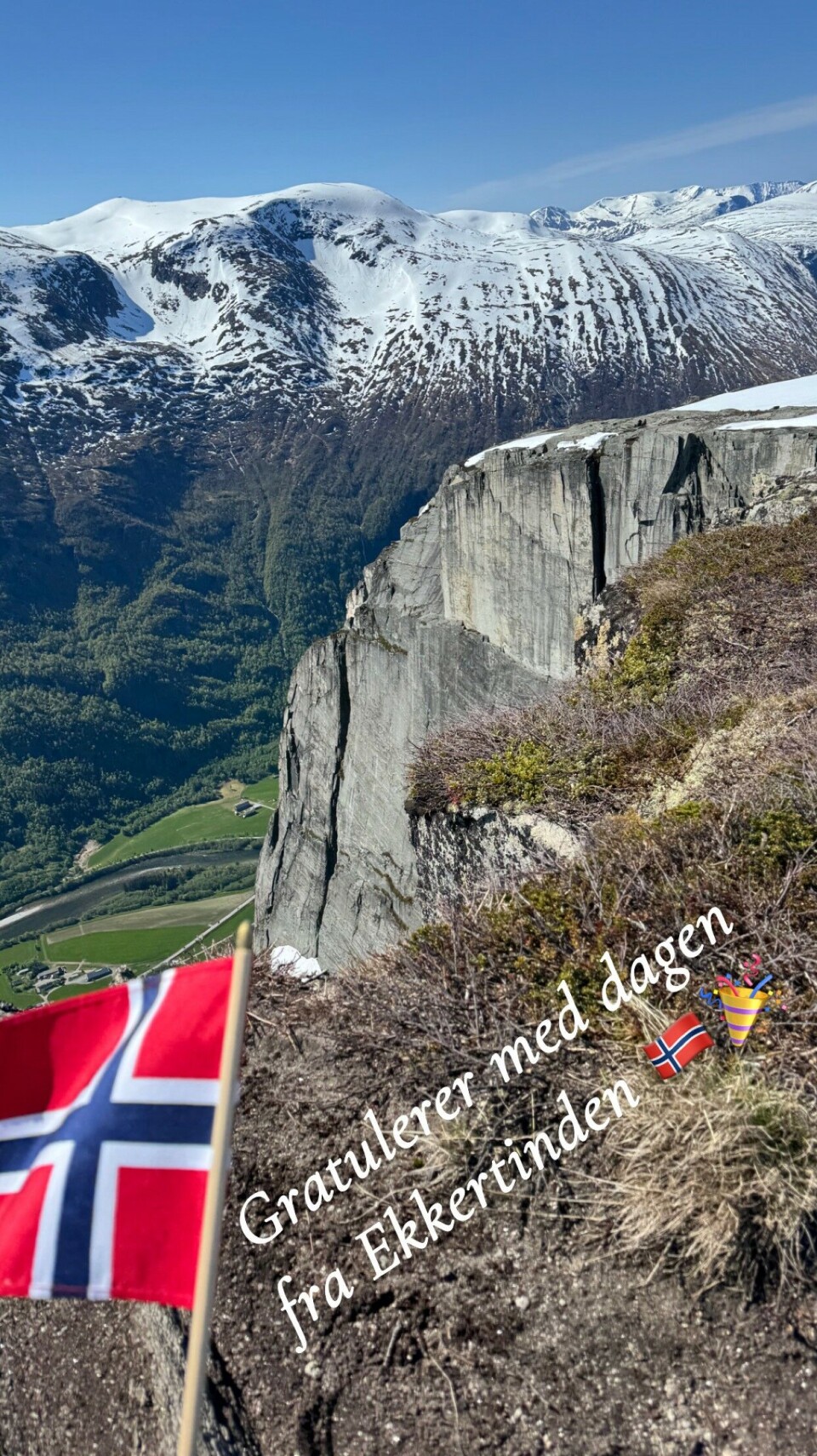 Lesernes 17. mai-bilder (oppdateres) Et norsk flagg på en fjelltopp.