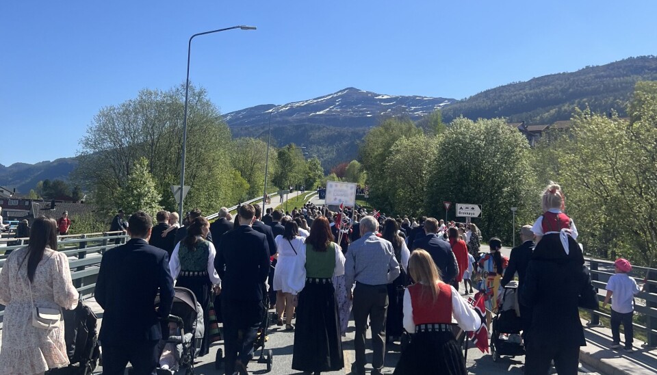 17. mai-tog bakfra på Øye bru foran knyken