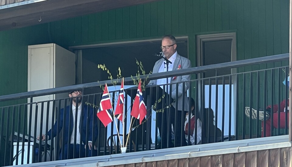 Dagens hovudtalar var Svein Håvard Saksen. mann med grå jakke foran mikrofon holder tale