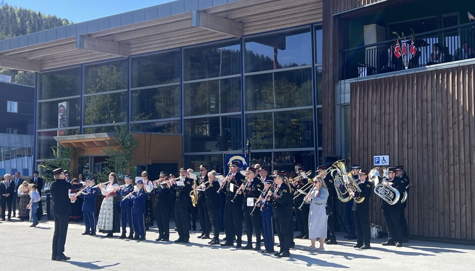 Surnadal Hornmusikk spelte 'Ja, vi elsker'. korps foran kulturhuset