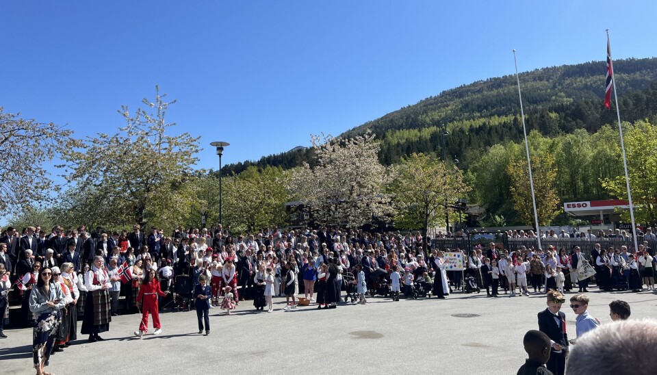 Fullt med folk på kulturhustoget. masse folk på tribunen på kulturhustorg