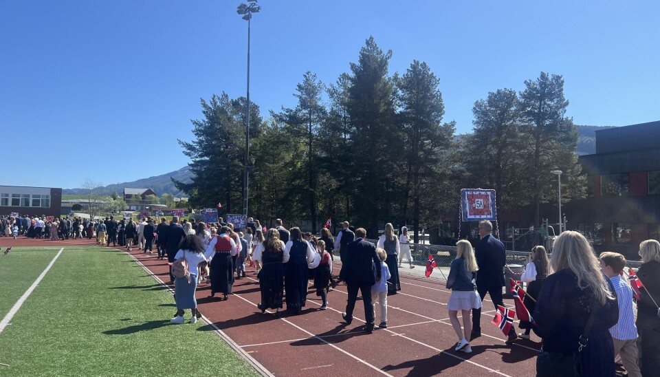 Toget gjekk frå Øye stadion. 17. mai-tog på idrettsbane