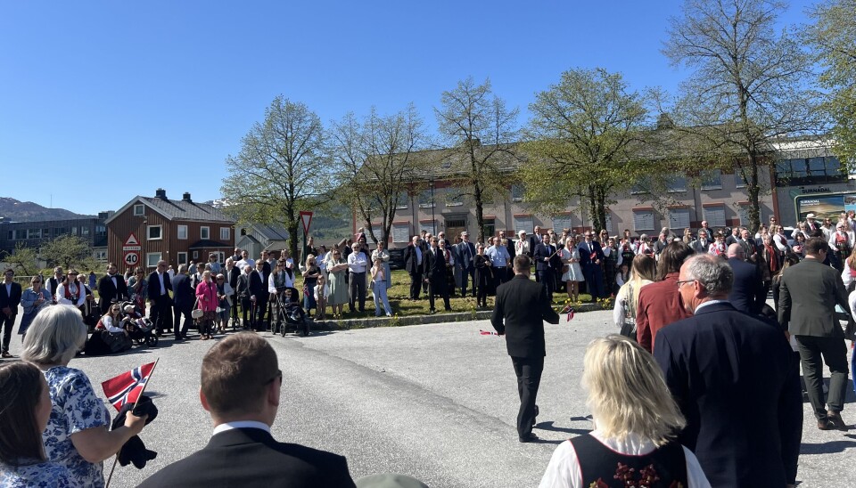 Folksamt på Skei. tilskuere til 17. mai tog