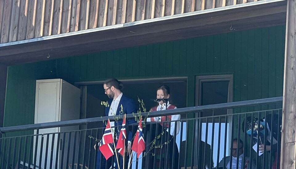 Live Aakvik, leiar i 17. mai-komiteen. dame i bunad snakker i mikrofonen