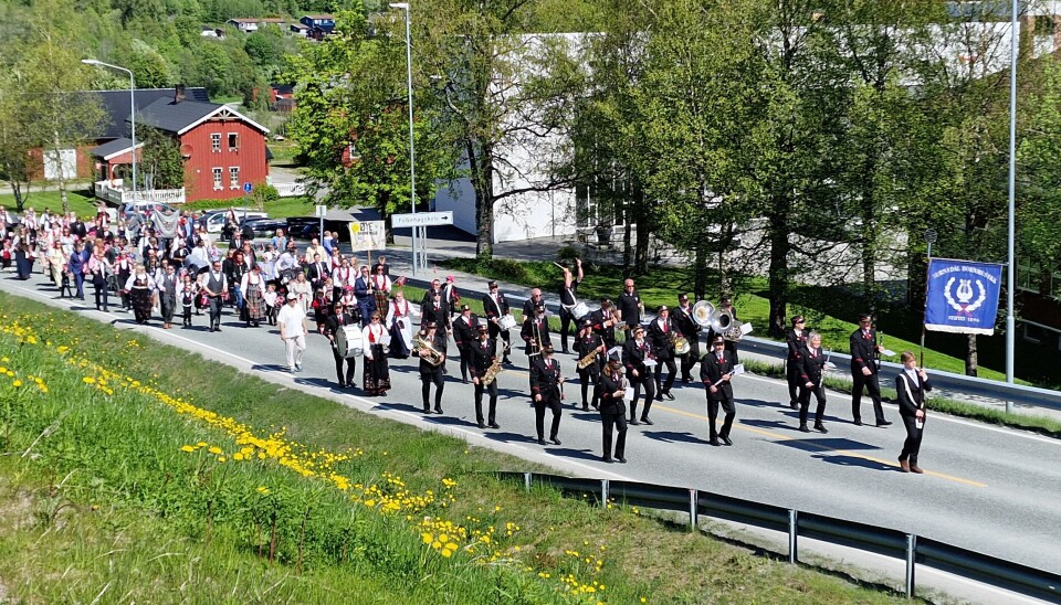 Surnadal Hornmusikk korps i tog