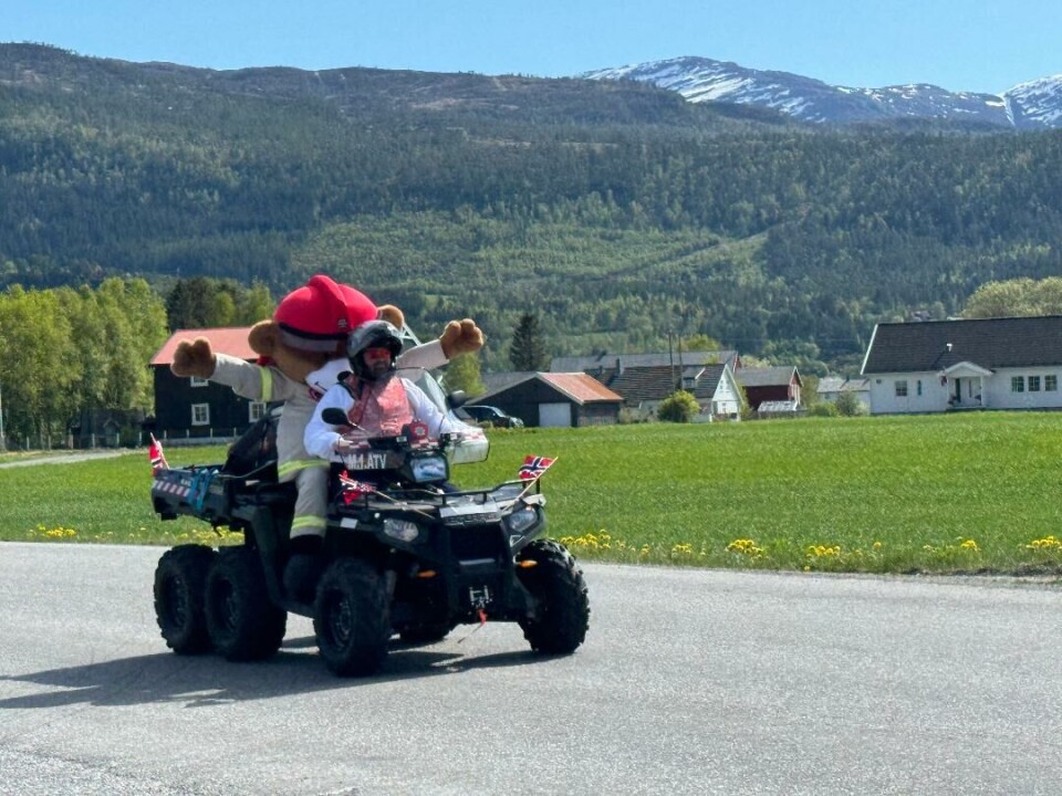 Bjørnis var på plass og spredte glede. Sekshjuling med Bjørnis som passasjer
