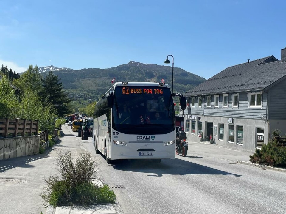 Bussen var med på leken, og hadde skrevet 'Buss for tog' for anledningen. Buss og mange kjøretøy. På bussen står det 'Buss for tog'.