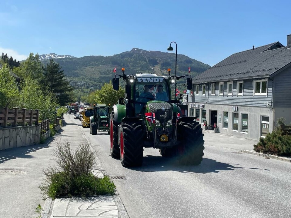 Pyntede traktorer satte sitt preg på toget. Traktor med mange kjøretøy bak seg