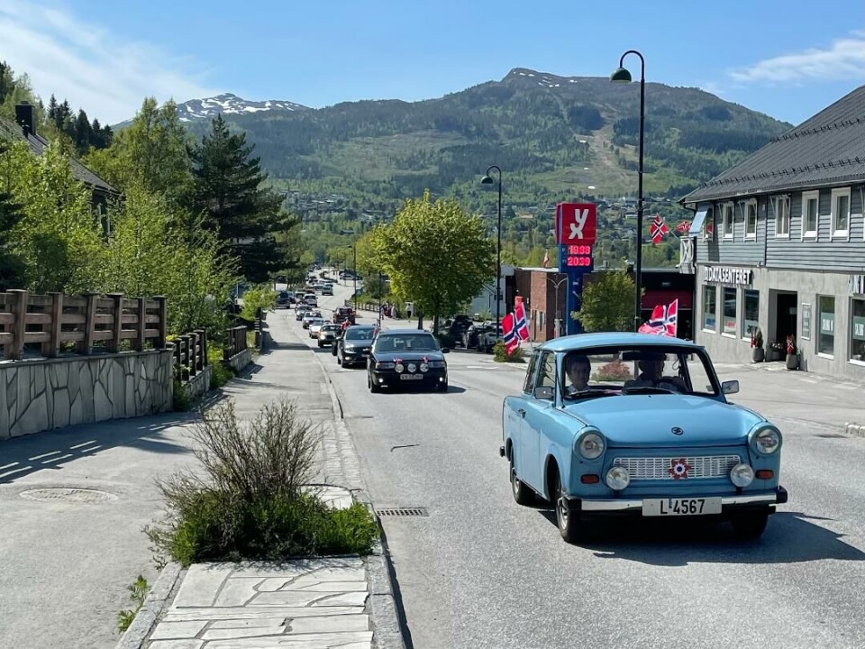 Denne stilige og 17.-mai-pyntede veteranbilen ledet kortesjen under hele ruten. Biler