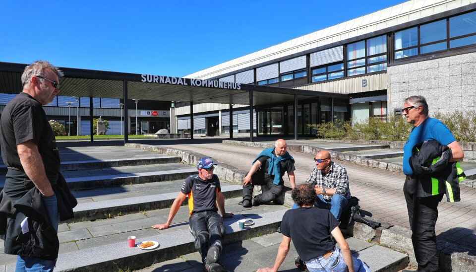 Rindalinger treffes i Surnadal. 4 menn sitter og 2 menn står i steintrappa framfor kommuunehuset.