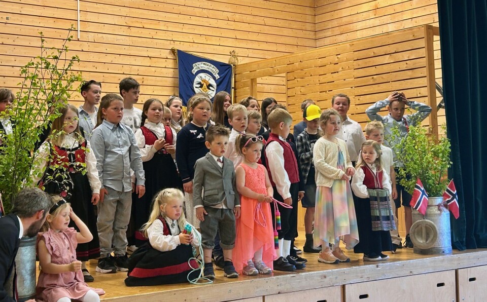 Flinke unger som sang den egenskrevne Mo-sangen til fullsatt gymsal. Unger på scene
