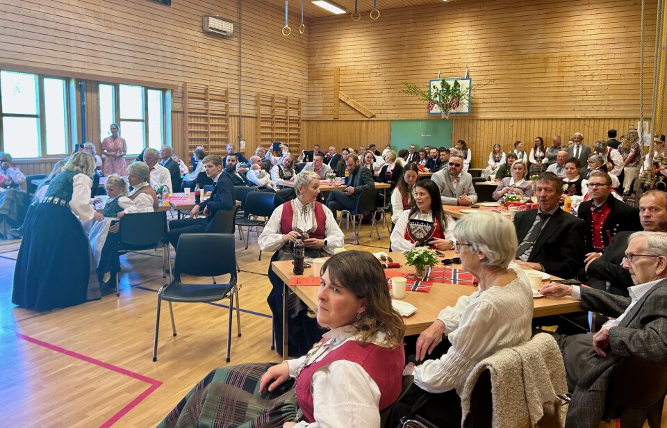 Godt oppmøte som alltid på Mo! Nesten godt å trekke inn i varmen for de av oss som går i ullstakk.. Folk rundt bord i gymsal