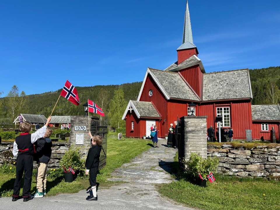 17. mai og gudstjeneste i Mo kirke. Kirke og barn med flagg