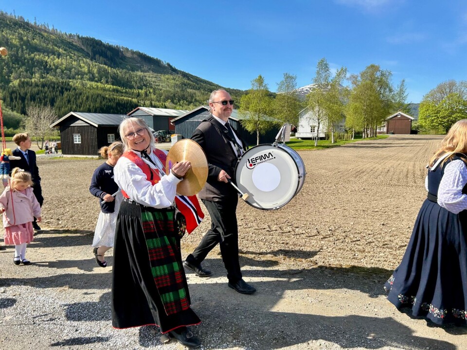 To gode eksempel på folk så e gau! Mann med stortromme og dame med symbaler