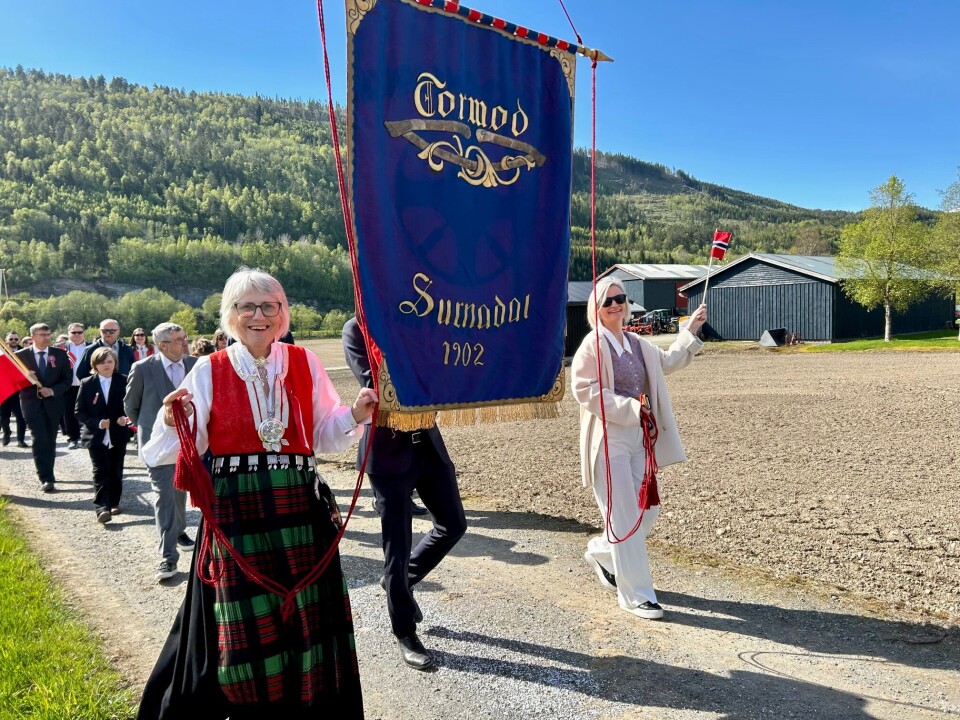 Enda en gau ting med øvrebygda: Tormod songlag! To damer med fanen til songlaget Tormod.