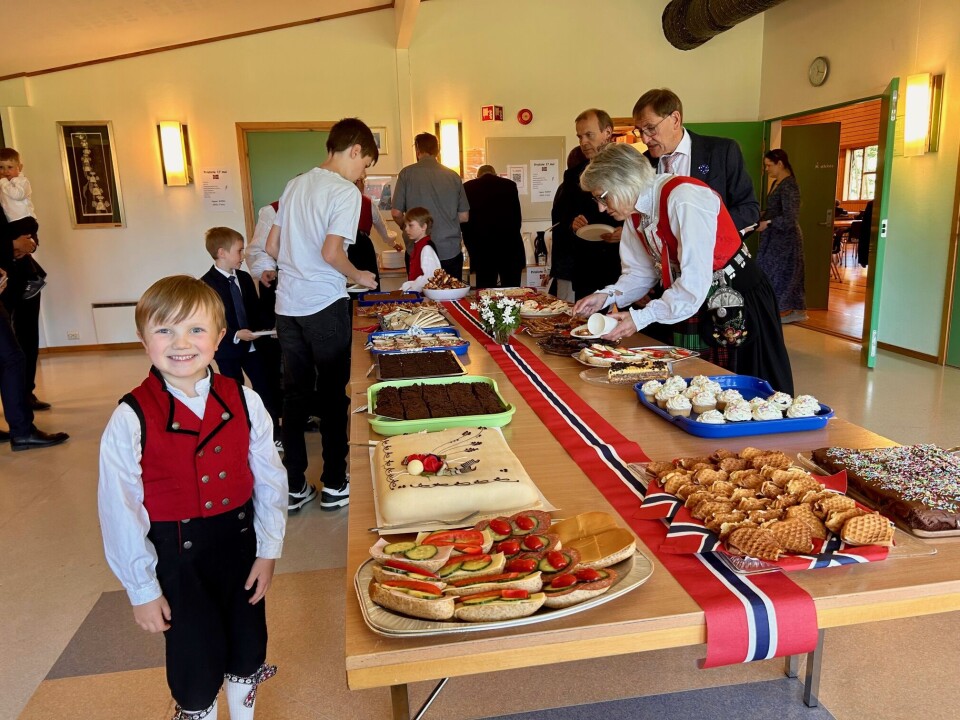Fornøyd med oppvartninga til årets 17.mai-komite! Gutt foran kakebord