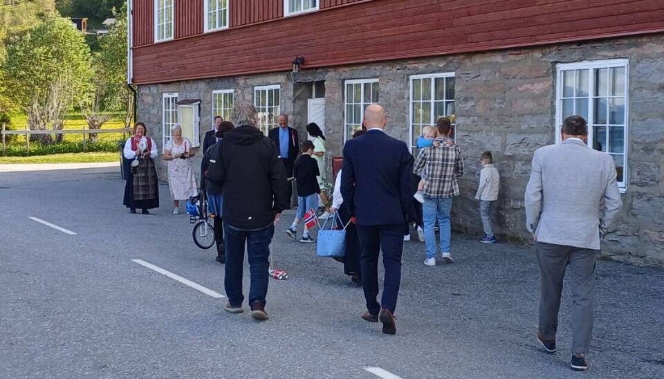 Skrommeltoget ankommer Bondehuset