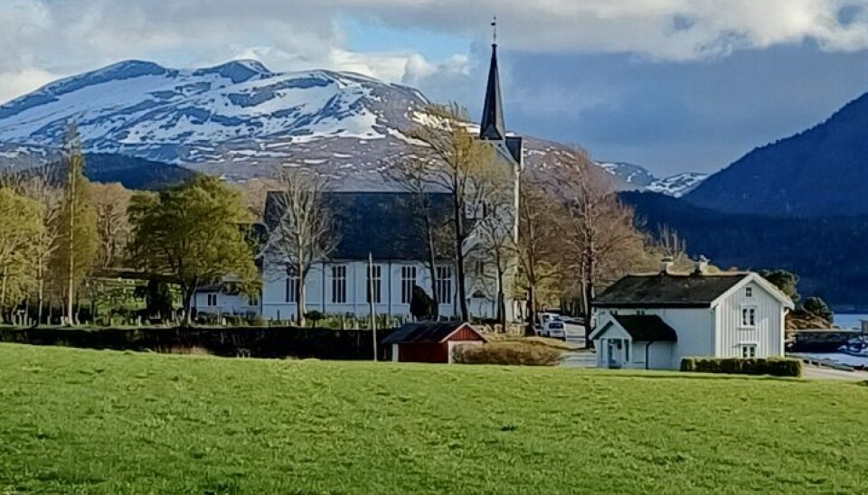 Stangvik kirke i fint vårvær