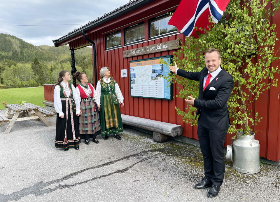 - Bøfjorden Grendahus er 30 år! seier styreleiar Sondre Bøe og inviterer til stor Bøfjordhelg med fest og flagg andre helga i juli. Emilie Riksheim, Gunhild Bøklep Bøe og Randi Bøe vil nok møte opp da også – som her på 17. mai.