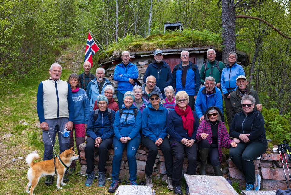 Alle 21 ved Fjelldalsgamma. Ei gruppe turgåere oppstilt for fotografering,