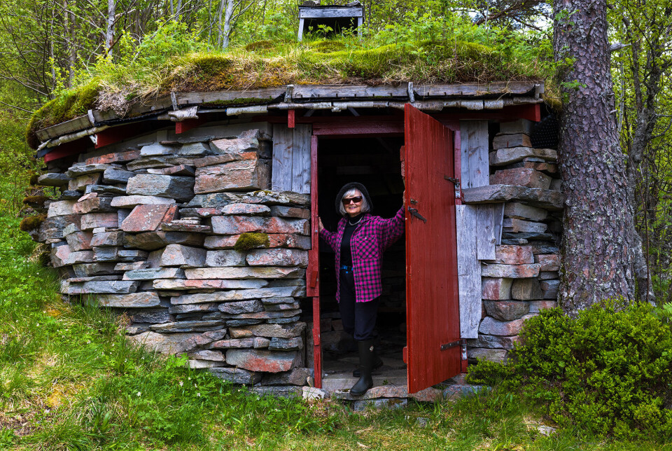 Takkar Lars Gudmund for guiding til Mellinggfjellet og Fjelldalsgamma. Ei dame i døra på ei steinhytte/gamme i skogen.