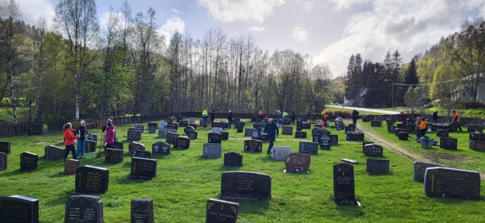 Flott innsats på kirkegårdene Kirkegård med dugnadsfolk