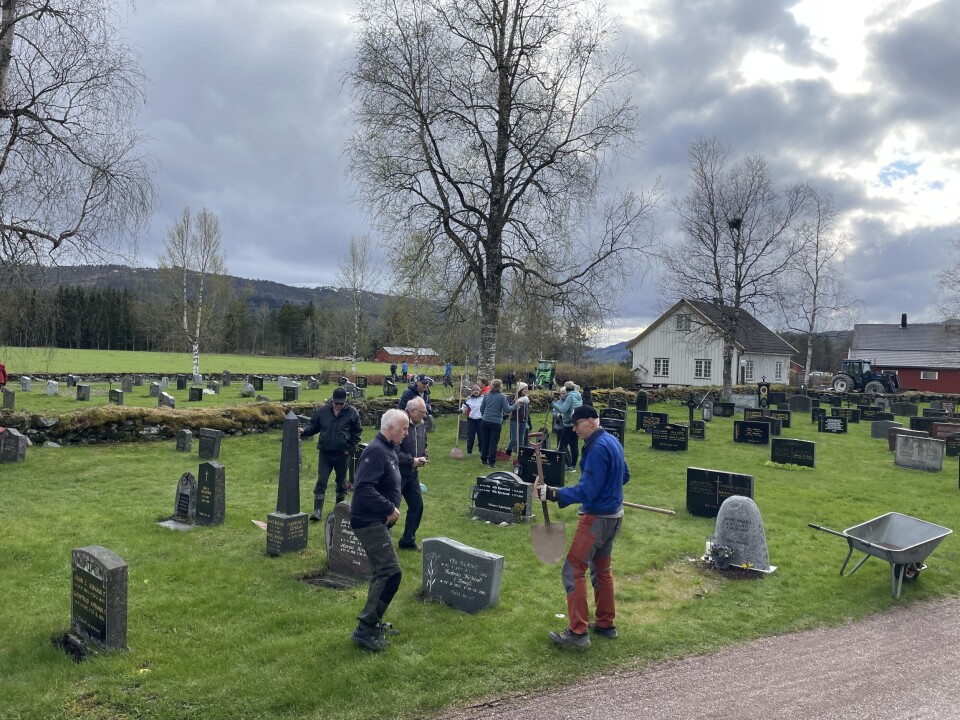 Folket i full sving Folk som jobber på gravplass
