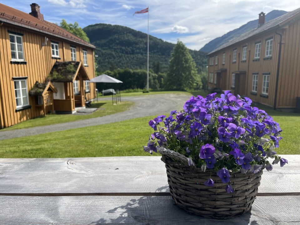 Åsen bygdetun Bygdetunet på Åsen med oransje trønderlåner