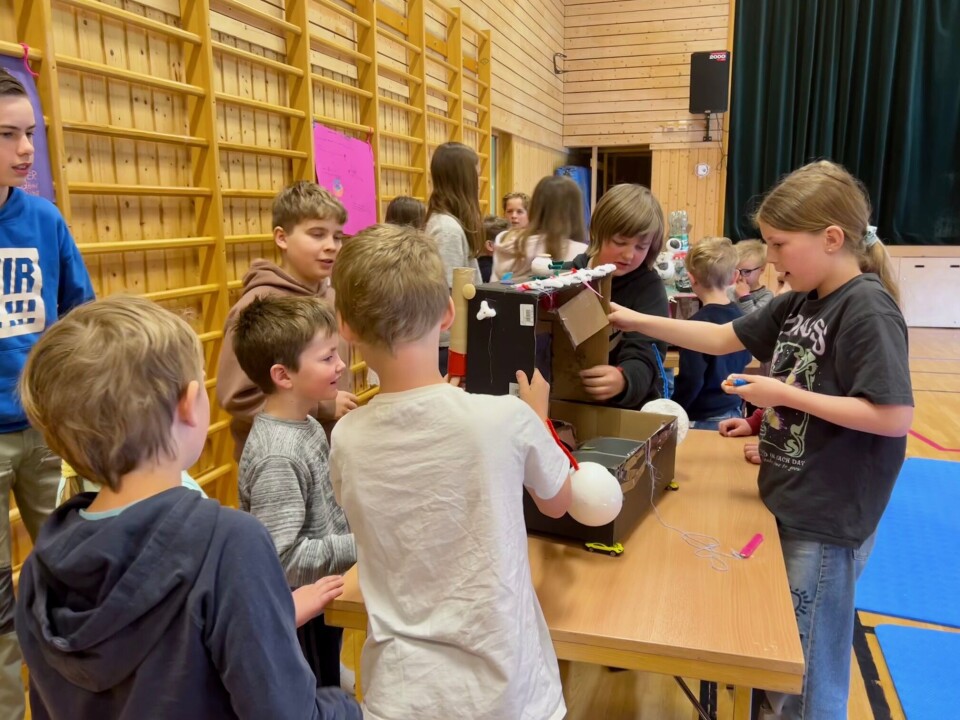 Etter presentasjonene, fikk alle komme og ta en nærmere titt på oppfinnelsene. Det fenget både store og små! Mange barn som inspiserer robotene.